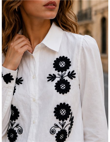 Camisa bordada con flores contrastadas