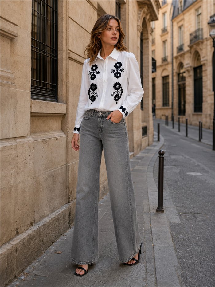Camisa bordada con flores contrastadas
