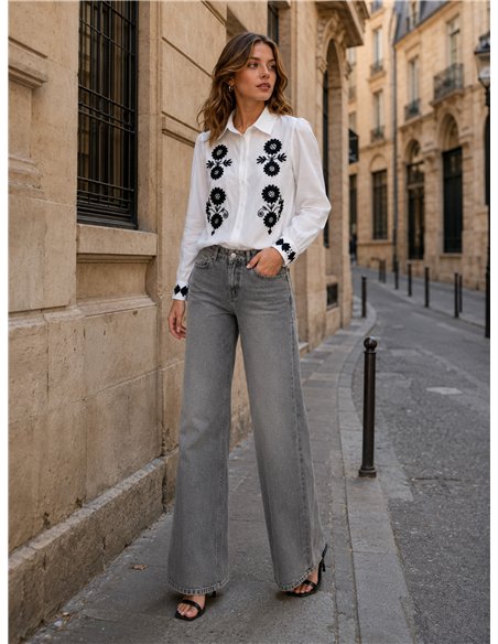 Camisa bordada con flores contrastadas