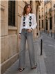 Camisa bordada con flores contrastadas