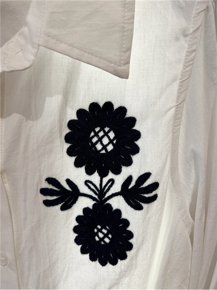 Camisa bordada con flores contrastadas