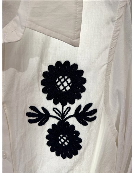 Camisa bordada con flores contrastadas