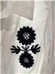 Camisa bordada con flores contrastadas