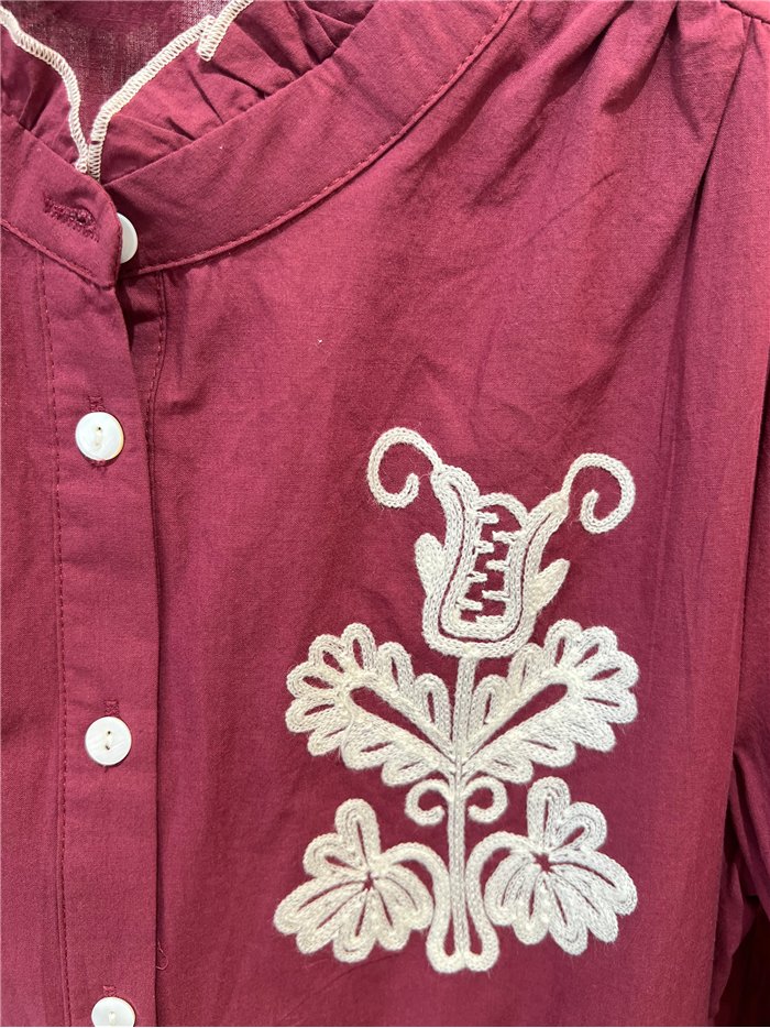 Blusa bordada con cuello volantes