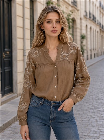 Blusa con bordado floral en mangas