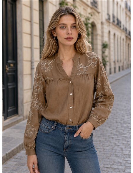 Blusa con bordado floral en mangas