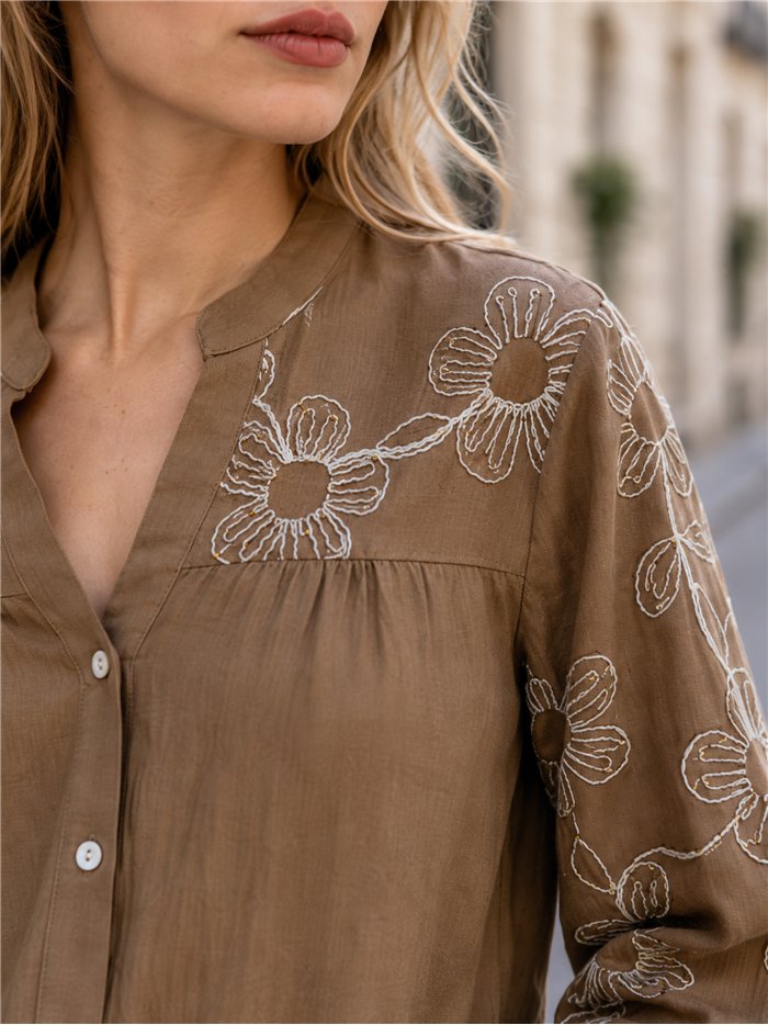 Blusa con bordado floral en mangas