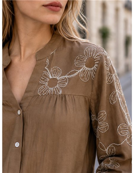 Blusa con bordado floral en mangas