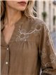 Blusa con bordado floral en mangas