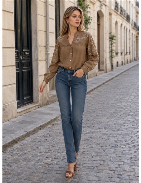 Blusa con bordado floral en mangas