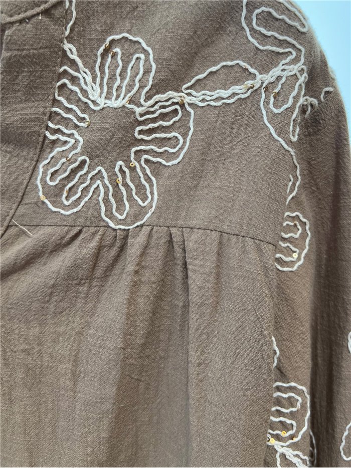 Blusa con bordado floral en mangas
