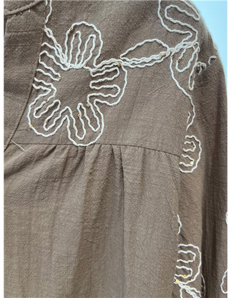 Blusa con bordado floral en mangas
