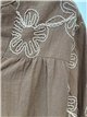 Blusa con bordado floral en mangas