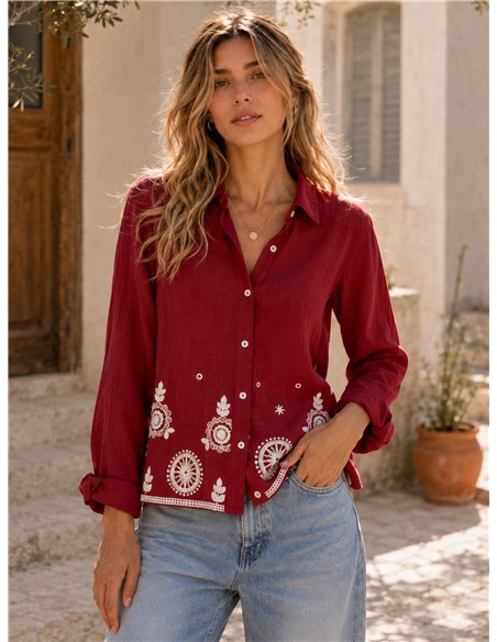 Camicia con ricami traforati