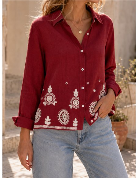 Camicia con ricami traforati