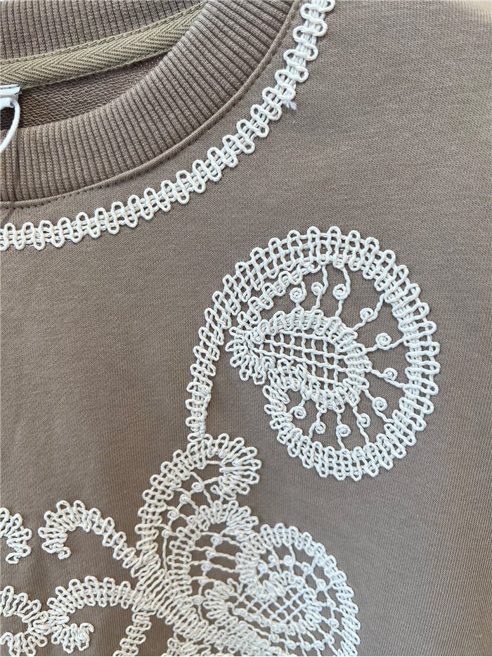 Sweat-shirt à broderies ornementales