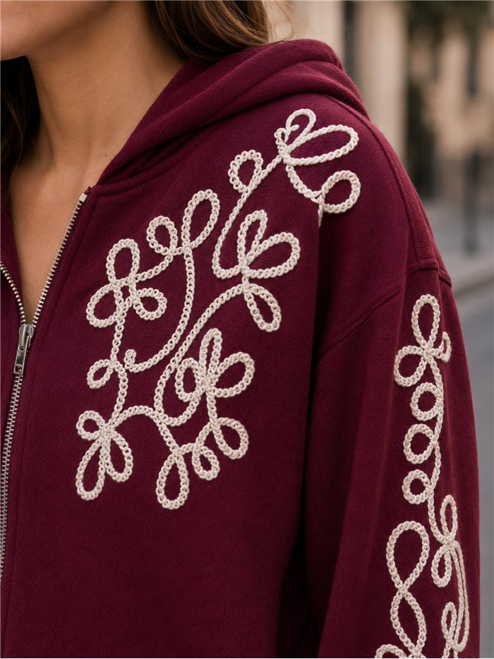 Chaqueta bordada con capucha