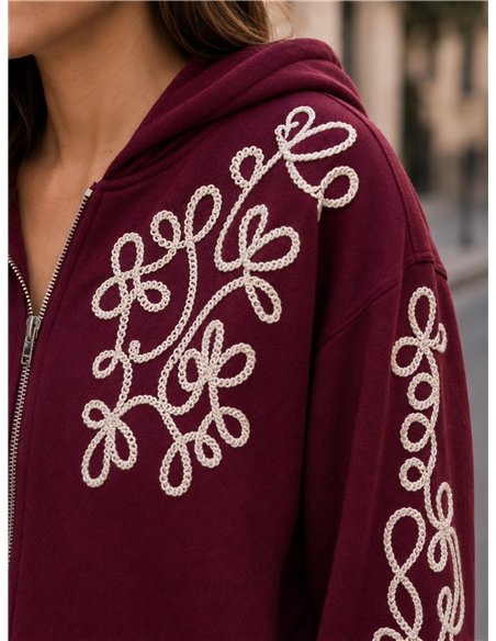 Chaqueta bordada con capucha