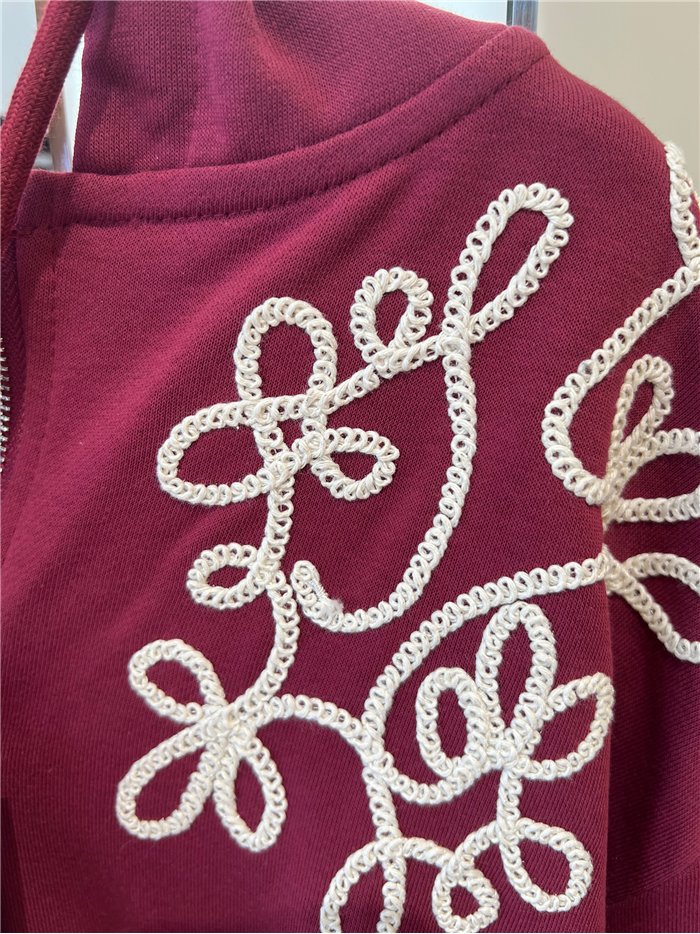 Chaqueta bordada con capucha