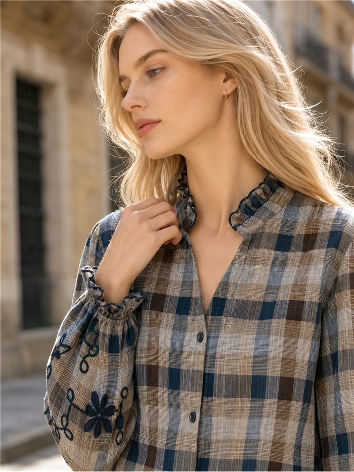 Blusa cuadros con bordado en mangas
