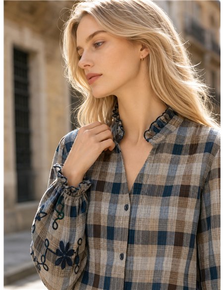 Blusa cuadros con bordado en mangas