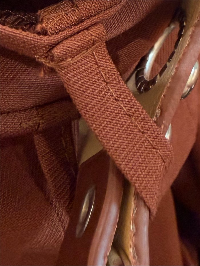 Pantalón wide leg con cinturón decorativo