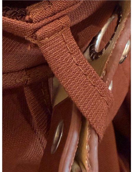 Pantalón wide leg con cinturón decorativo