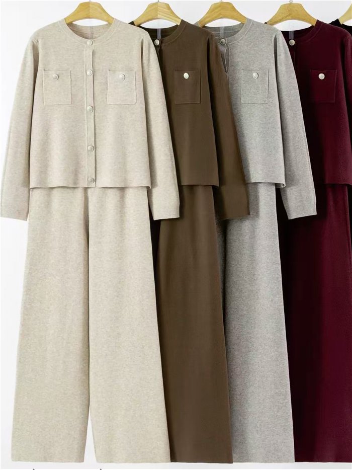 Conjunto chaqueta de punto y pantalón