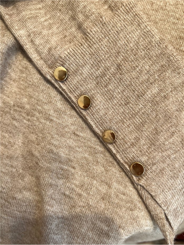 Jersey cuello pico con botones dorados