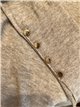 Jersey cuello pico con botones dorados