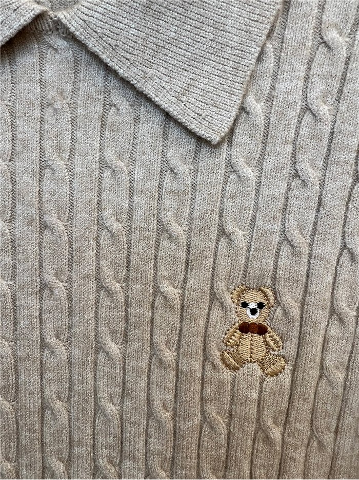 Jersey de punto trenzado con osito cuello polo