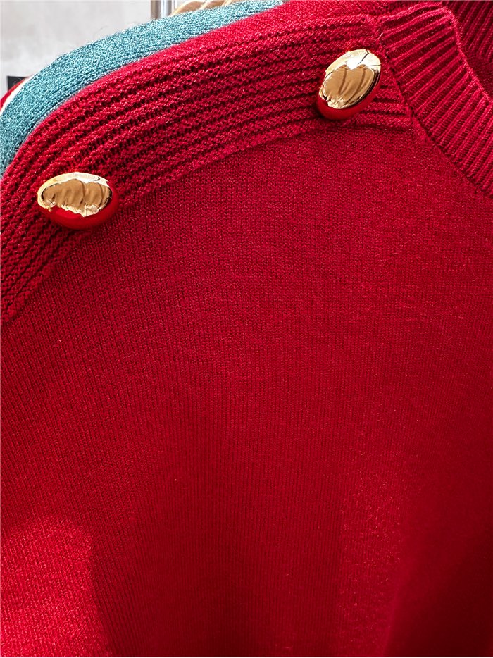 Jersey con botones dorados y bolsillos