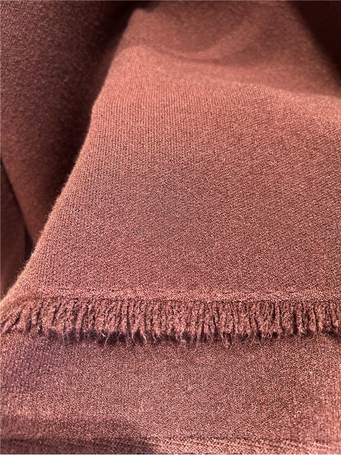 Jersey soft cuello pico bajo desflecado