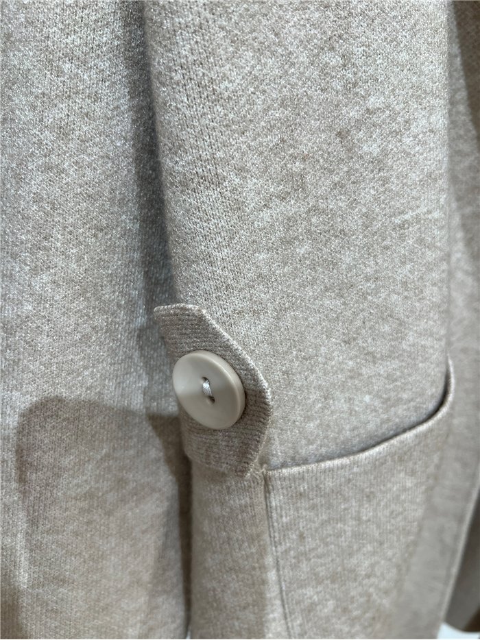 Giacca lunga in maglia con passanti per cintura.