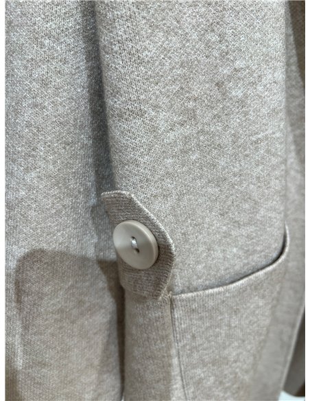 Giacca lunga in maglia con passanti per cintura.