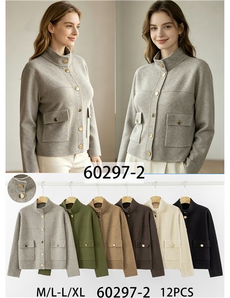 Jacke mit Stehkragen und goldenen Knöpfen