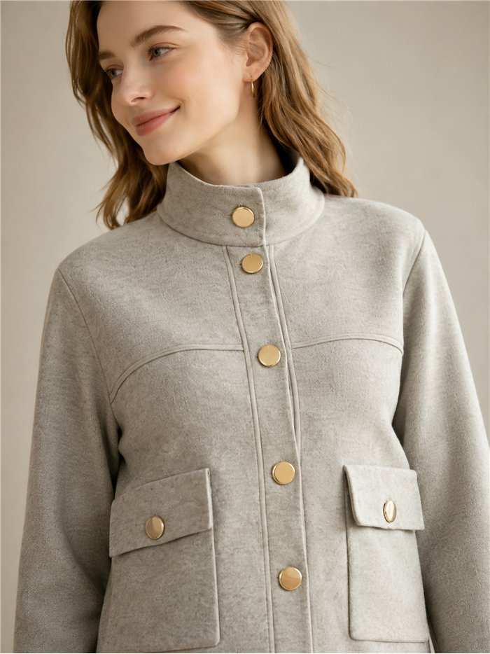 Jacke mit Stehkragen und goldenen Knöpfen