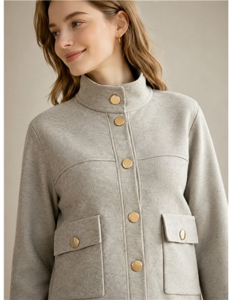 Jacke mit Stehkragen und goldenen Knöpfen
