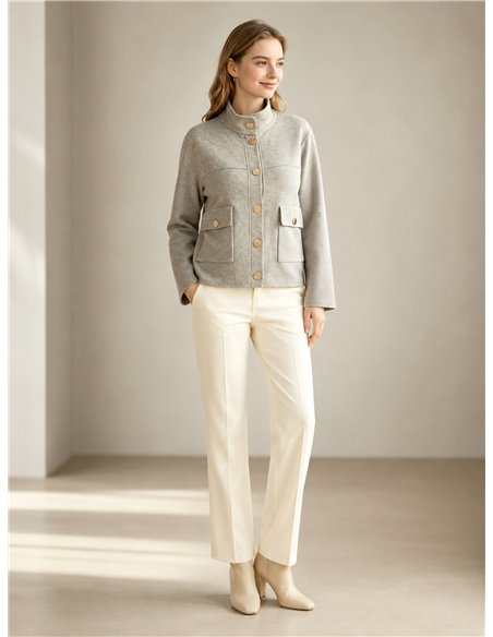 Jacke mit Stehkragen und goldenen Knöpfen