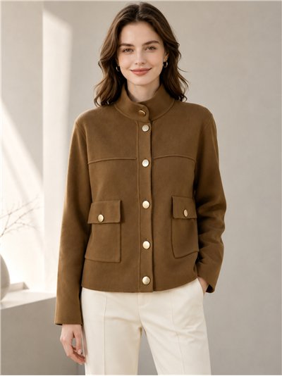 Chaqueta cuello alto con botones dorados