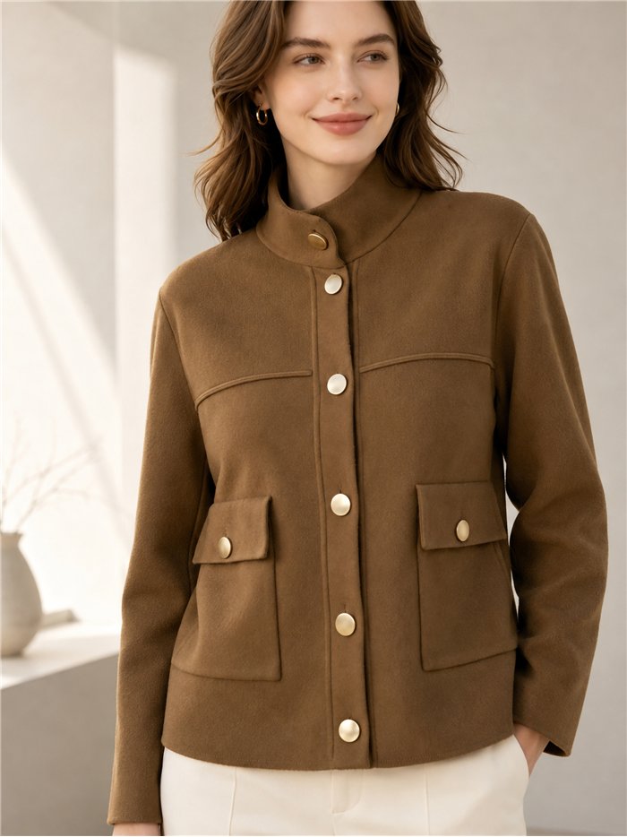 Chaqueta cuello alto con botones dorados
