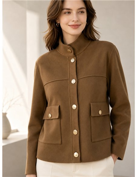 Chaqueta cuello alto con botones dorados