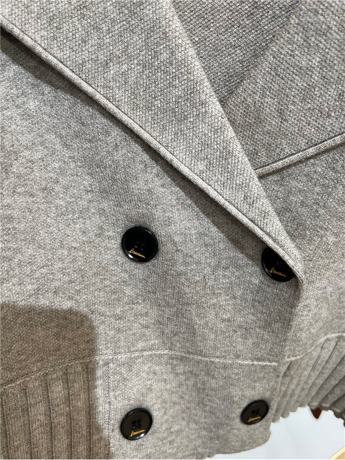 Chaqueta cruzada de punto doble botonadura