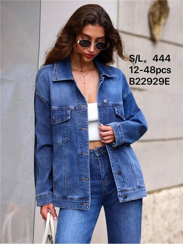 Chaqueta vaquera oversize con bolsillos