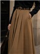 Falda midi con tablas y cinturón