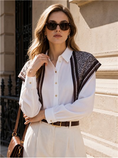 Camisa con pañuelo estampado