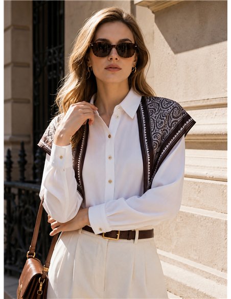 Camisa con pañuelo estampado