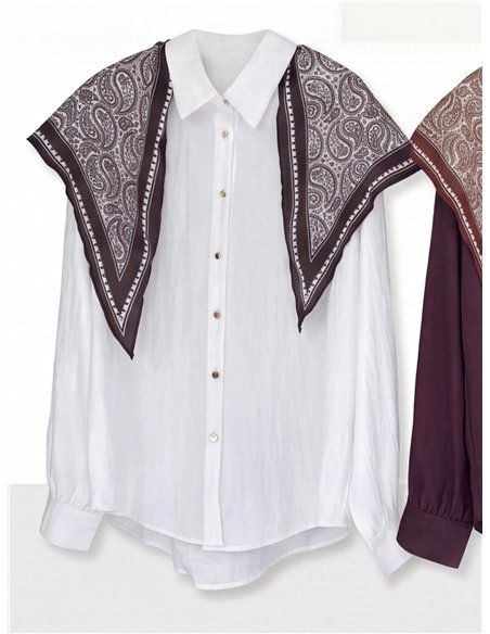 Camisa con pañuelo estampado