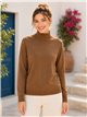 Einfacher Strickpullover mit Rollkragen