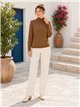 Einfacher Strickpullover mit Rollkragen
